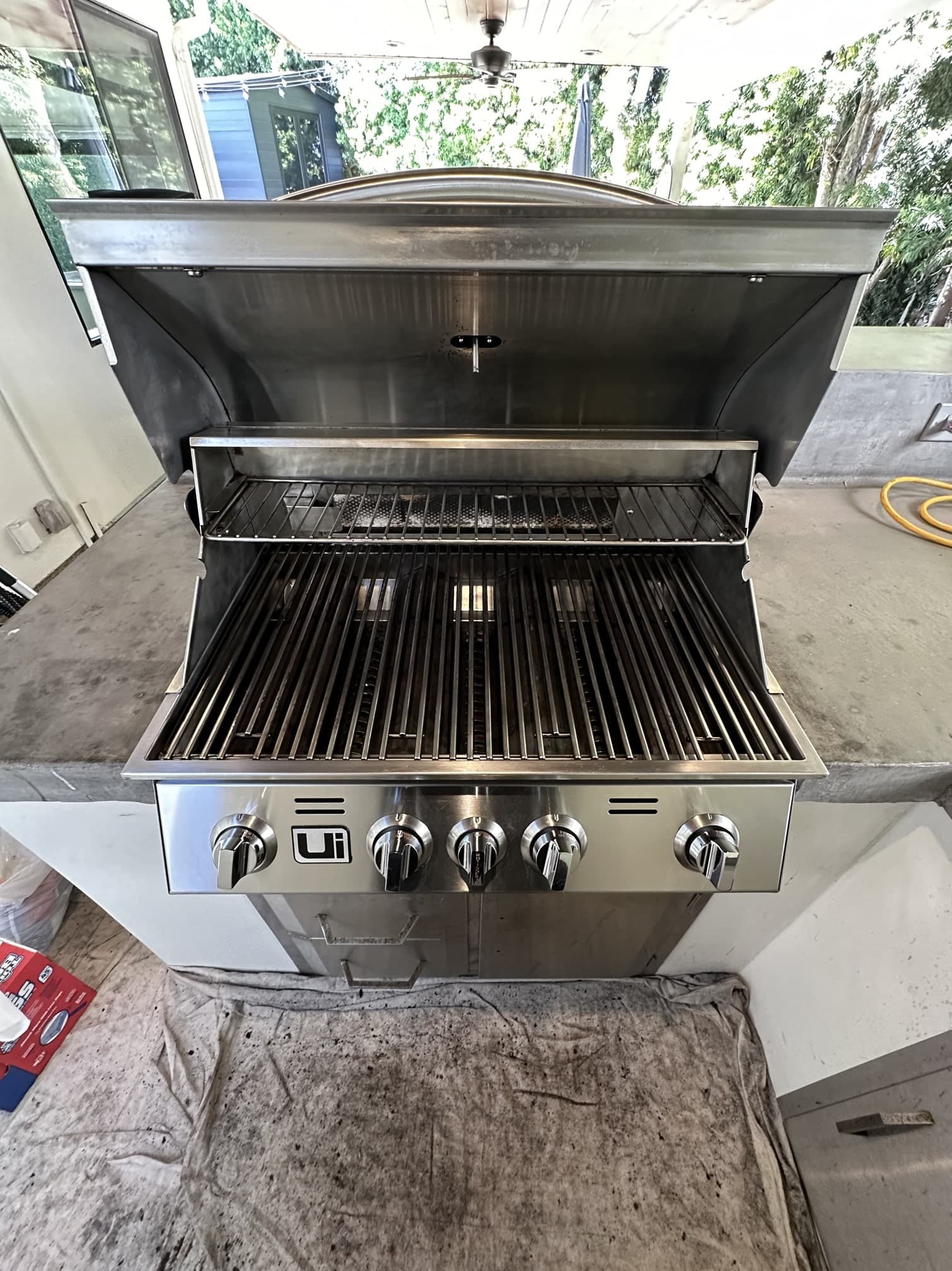 Sparkling clean stainless‑steel grill after deep cleaning with eco‑friendly products